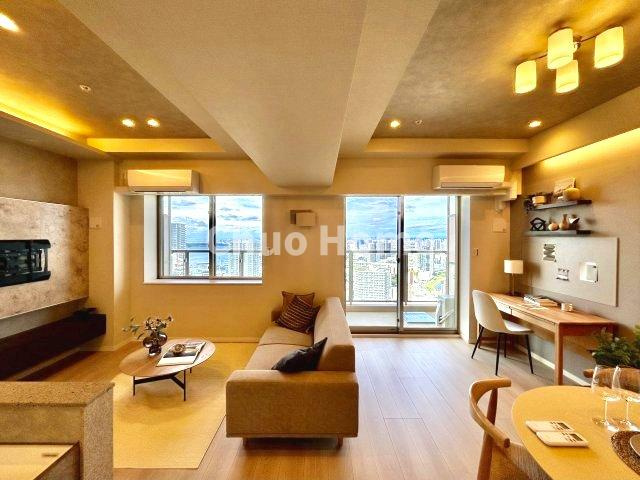 【リビングダイニング】一日の中で多くの時間を過すことになるリビングダイニングだからこそ、いつも穏やかな空間であることが必然。爽やかな通風と採光を存分に感じる事が出来る空間です。