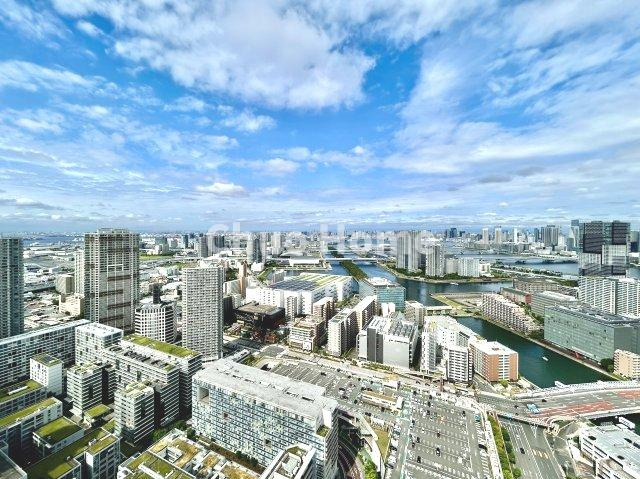 手を伸ばせば、ふれることが出来そうな環境が、そのままインテリアになったような印象です。その豊かな眺望にふさわしい空間には、通風・採光にも優れ、心地よい光と風があふれています