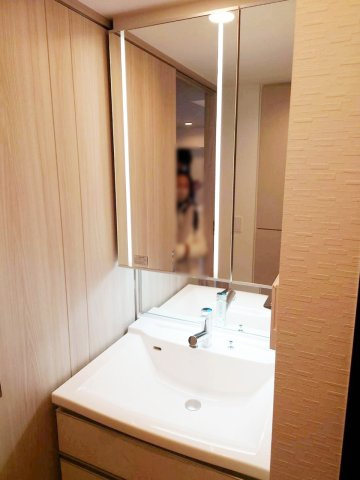 独立洗面台で忙しい朝もスムーズに♪