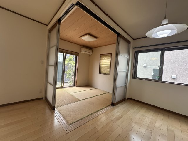 【和室(約4.5帖)】　隣接するLDKの扉を開放すれば、より広々とした空間として利用できます。お子様の遊び場や客間などライフスタイルやシーンに合わせて活用できる設計です。