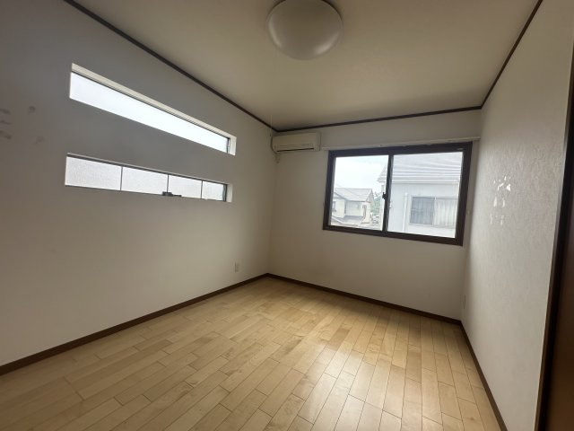 【南側洋室(約6.1帖)】　約6.1帖の洋室です。南側と東側に窓が配されています。腰高窓なので、家具の配置が考えやすい間取りです。