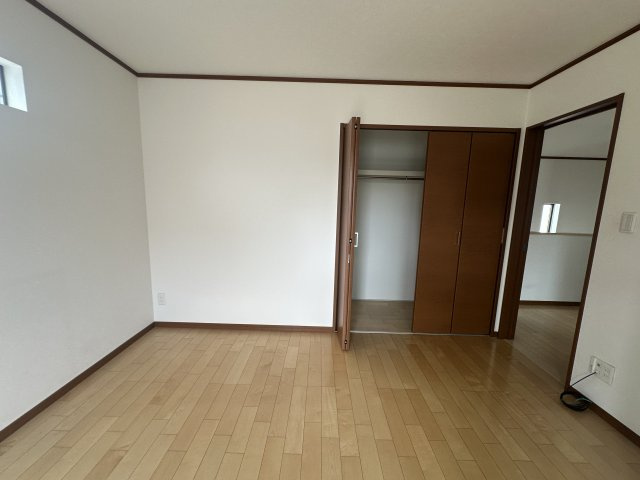 【南側洋室(約6.1帖)】　入口近くにクローゼットが設けられています。収納を活用してお部屋がすっきり片付きます。各洋室の間に収納スペースを設けることで、生活音が気になりにくいです。