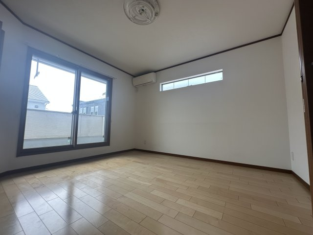 【南側洋室(約7.9帖)】　バルコニーに面し、洋室の中で一番広く主寝室におすすめの洋室です。南向きですので、光が差し込みます。