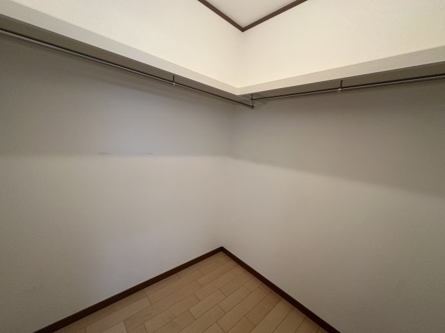 【WIC】　約7.9帖の洋室に設置されたWICです。収納家具などを設置することも可能な広さ。衣服や小物はもちろん、スーツケースや季節家電などの収納にも便利です。