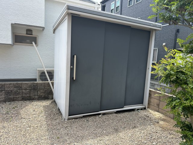 【庭】　LDKの掃き出し窓から出入りが可能です。南庭に倉庫が備わります。外遊び道具やDIY工具などを外で使った後にそのまま収納できます。