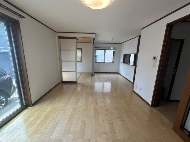 【姫路市西庄】　南側に庭やバルコニーが備わった4LDKの住まい。全居室2面採光で光と風が室内に入ります。最寄り駅まで徒歩14分の立地です。　