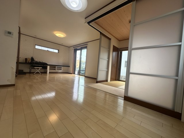 【LDK(約19.4帖)】　ダイニングセットやソファーなど大きな家具も配置しやすい広さ。ゆったりとご家族団らんのひと時をお過ごしいただけます。