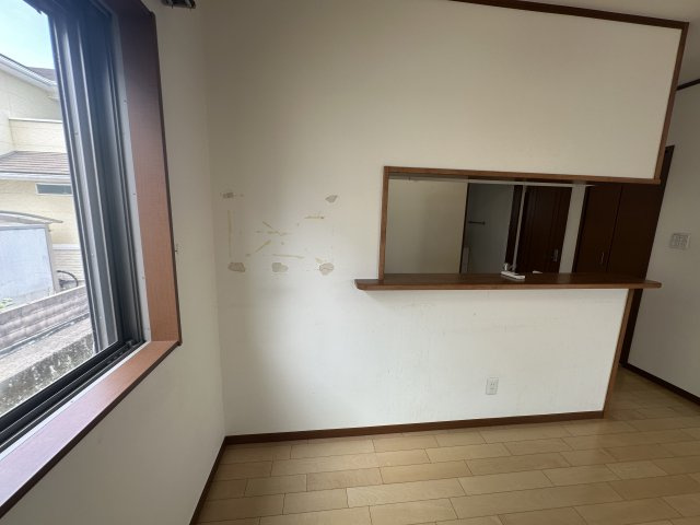 【LDK(約19.4帖)】　キッチンのカウンター越しにご家族との対話を楽しんでいただけます。カウンターを介して食卓の配膳も捗りそうです。