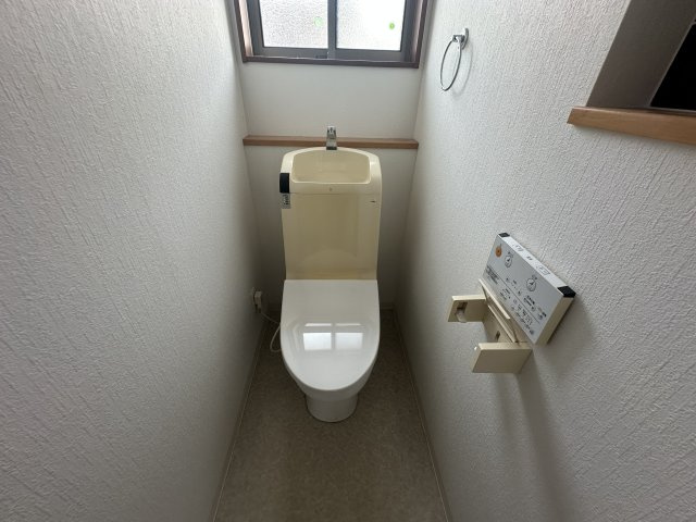 【トイレ】　トイレは各階に設置されており、朝の支度や来客時など忙しい時間帯でもスムーズに利用できます。換気が可能な窓付きのトイレです。
