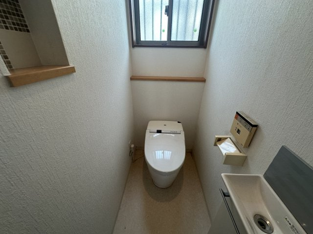 【トイレ】　温水洗浄便座付きのトイレです。寒い時期でも温かな便座で快適に使うことができます。手洗いカウンターが設けられています。使用後すぐに手が洗え衛生的です。