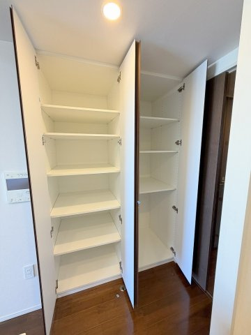 ストック品や散らかりやすい書類などの収納にも便利なリビングの収納です