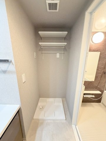 ランドリーラック付きの洗濯機置き場