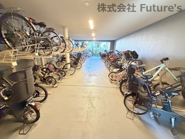 雨の日も安心の建物内の駐輪スペースです