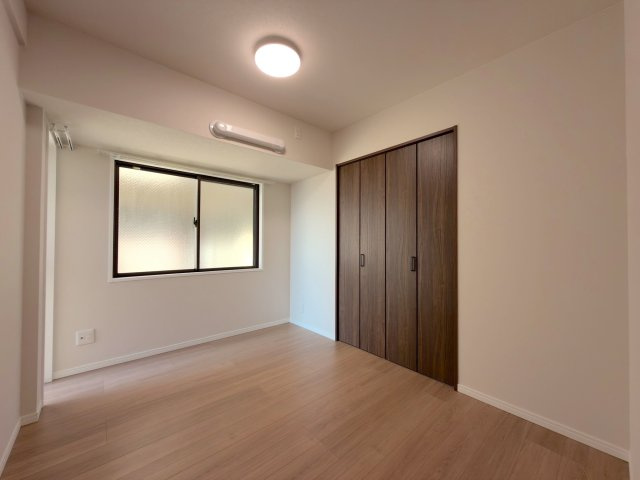 リビングに隣接する約5.4帖の洋室です。引き戸を開放してリビングと一体的な広い空間として活用できるほか、独立した書斎やテレワークスペース、趣味のお部屋など多彩な用途に合わせて重宝します。