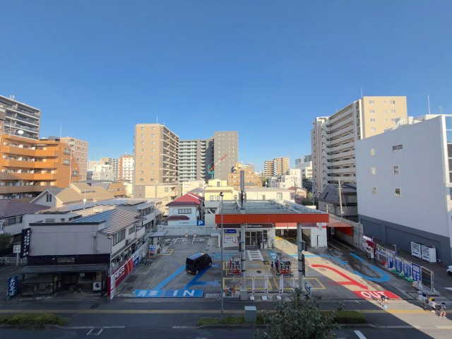 4階住戸のバルコニーから望む開放的な眺望です。周囲の街並みを見渡すことができ、爽やかな青空と心地よい自然の風を感じながら、ほっと一息つけるリフレッシュ空間として贅沢な時間をお過ごしいただけます。