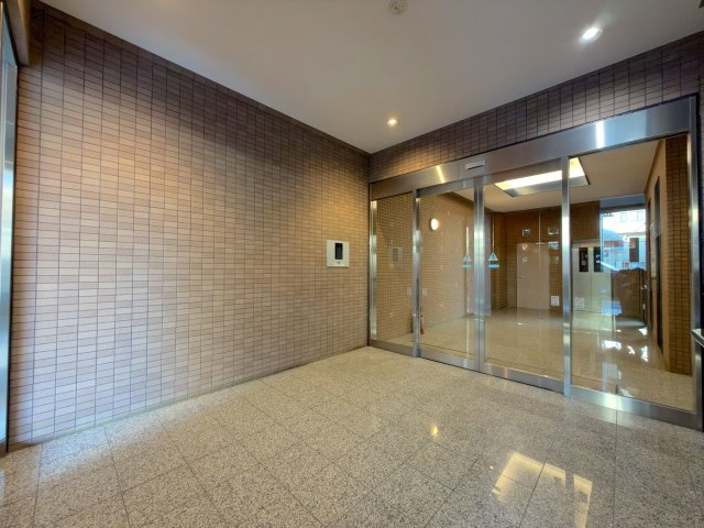 綺麗に手入れが行き届いた上品なエントランスです。住まう方を毎日穏やかに迎え入れる落ち着いた雰囲気で、マンション全体の良好な管理体制と清潔感を感じられる安心の迎賓空間となっております。