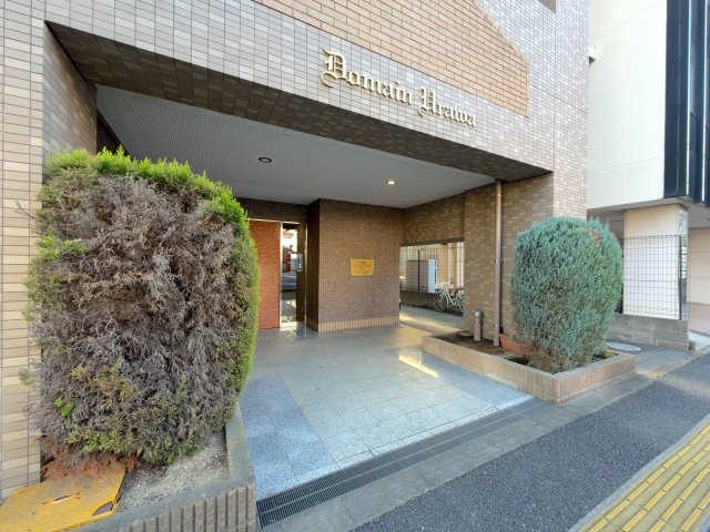 街並みと調和した重厚感あるエントランス外観です。安心感のあるアプローチ設計となっており、日々の暮らしに落ち着きを与えてくれます。大切な住まいへの心地よい導入部として品格を漂わせています。
