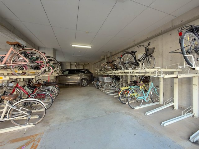 敷地内に整然と整備された住民専用の駐輪スペースです。通勤や通学、毎日のお買い物などに欠かせない自転車を安心して停められ、出し入れもしやすいよう配慮された配置で、日々の快適な移動をサポートします。