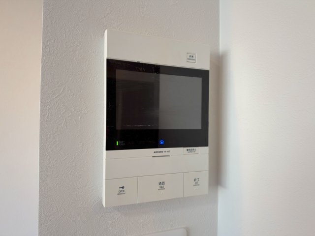 室内から来訪者の顔と声をしっかり確認できるTVモニター付きインターホンです。突然の来客にも落ち着いて対応でき、防犯面に優れています。お子様のお留守番時にも安心・安全な暮らしを見守ります。