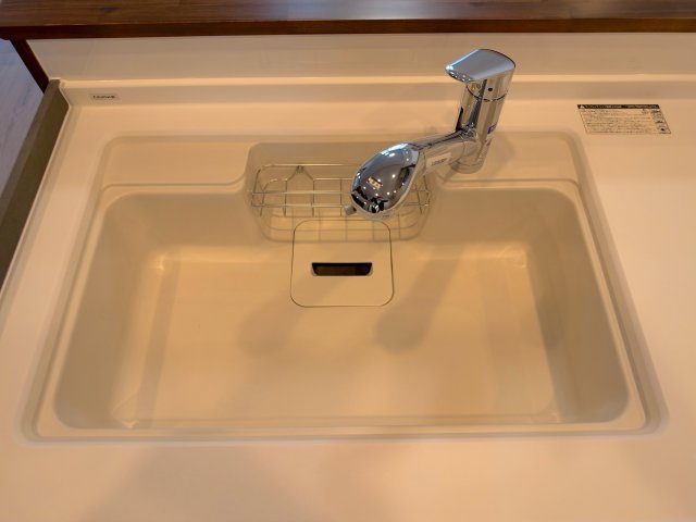 広々としたシンクとお手入れのしやすい水栓を備えたシステムキッチンです。大きな鍋やフライパンもゆったり洗うことができ、水はねを抑えた使い勝手の良さで日々の調理や後片付けを快適にサポートします。