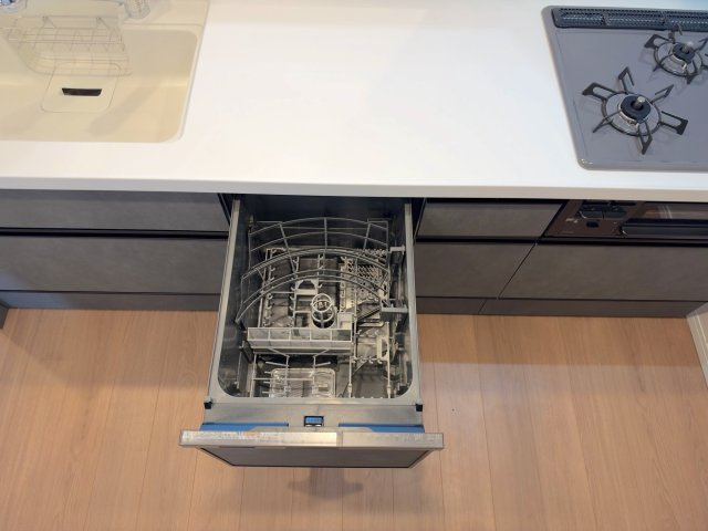 日々の家事負担を大幅に軽減してくれるビルトイン食器洗い乾燥機を装備しています。高温洗浄で食器を清潔に洗い上げ、手荒れを防ぎます。食後のゆとりある団らん時間を創出してくれる嬉しい設備です。