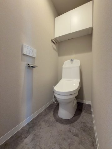 新規交換により気持ちよくお使いいただけるトイレ空間です。温水洗浄便座を完備しており、日々の快適な使い心地に配慮しています。独立したプライベート空間として心地よく落ち着ける仕上がりです。