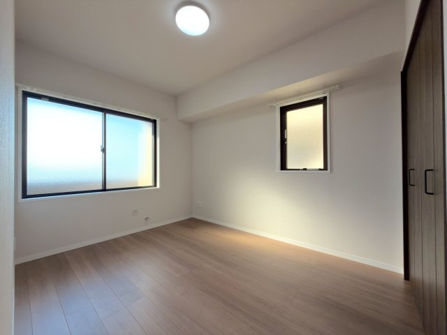 約6.0帖の広々とした洋室です。主寝室としてダブルベッドを配置してもゆとりがあり、大型クローゼットも完備しています。心地よいプライベートタイムと穏やかな睡眠環境をサポートしてくれます。