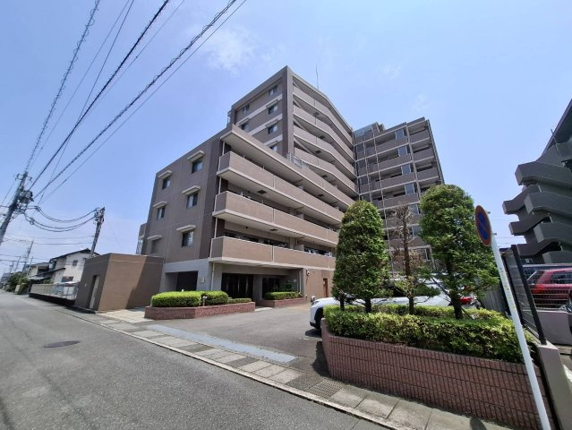 緑豊かな植栽が彩る上品なマンション。落ち着いた街並みに調和し、快適な暮らしを叶える住まいです。
