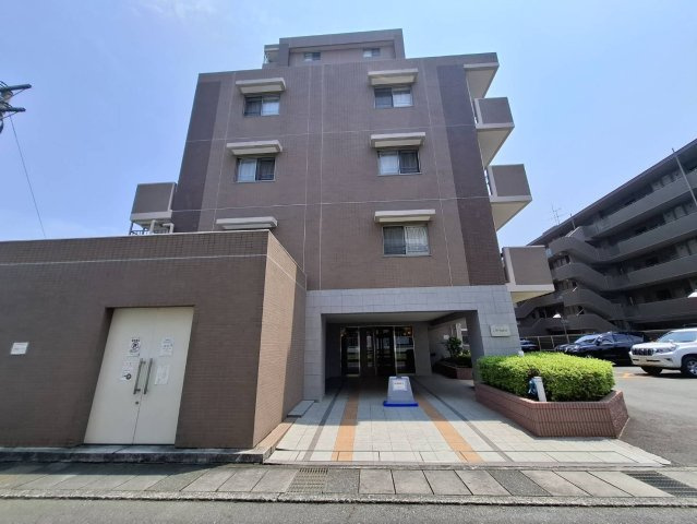 美しく整えられたエントランスアプローチと品の良い外観。安心感と品格を感じられるマンションです。