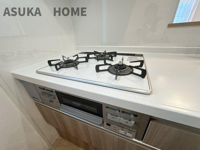 3口コンロでグリル付きです。お掃除もお手入れもラクラクでお料理のレパートリーも増えそうですね。