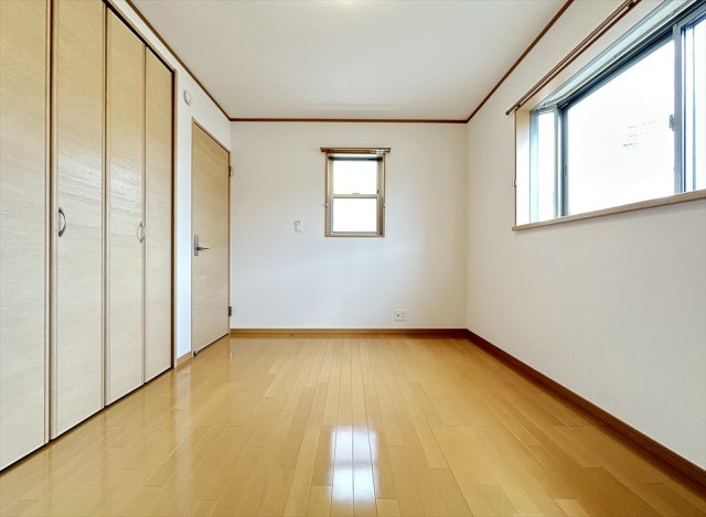 洋室6帖／開放感をもたらす出窓のあるお部屋です。