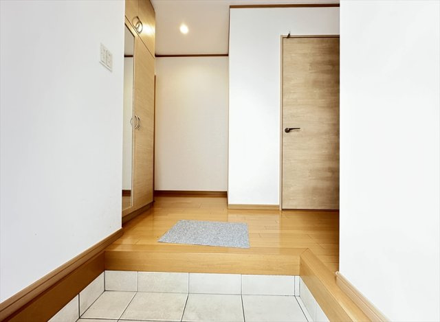 大容量タイプのシューズボックスは鏡面付きなのでお出かけ前の身だしなみチェックにも便利です。