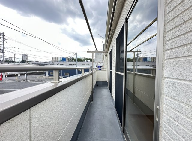 2部屋から出入り可能なバルコニーは洗濯や布団干しにも便利です。