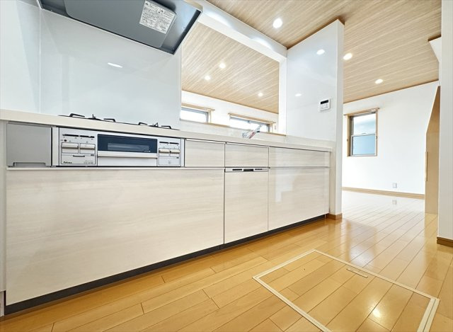奥に入ってる物もサッと取り出しやすいスライド収納は奥まで一目で確認できるので調味料などの在庫管理にも便利です。