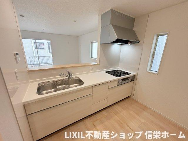 システムキッチン。三口コンロ、浄水器付き水栓