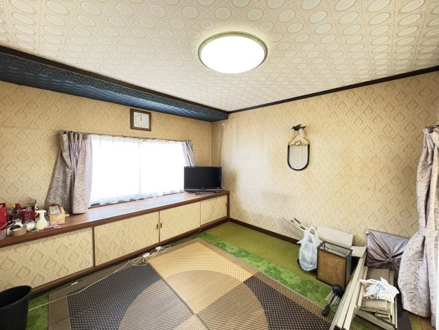 広さにゆとりのある洋室は、主寝室や趣味部屋としても活用可能。窓からの自然光が室内を明るく照らし、開放感のある空間となっています。壁面収納もあり、生活感を抑えながらすっきりとした空間づくりが可能。
