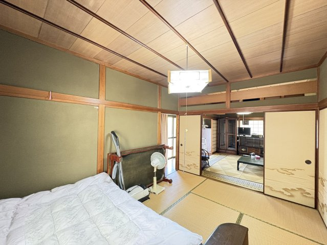 隣接する和室とつなげて使えるため、開放的な空間としても利用可能。襖を開ければ広々とした一体空間となり、来客時や家族団らんにも便利。天井や柱の木の風合いが心地よく、和の魅力を存分に感じられるお部屋。