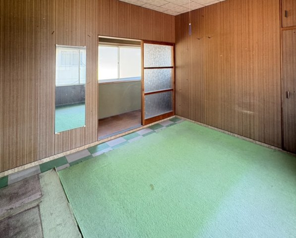 シンプルで使いやすい洋室は、子供部屋や書斎としてもおすすめ。大きな窓から光が入り、明るく開放的な印象。家具配置もしやすい間取りで、自分らしい空間づくりが可能。用途に応じて柔軟に活用できる便利な一室。