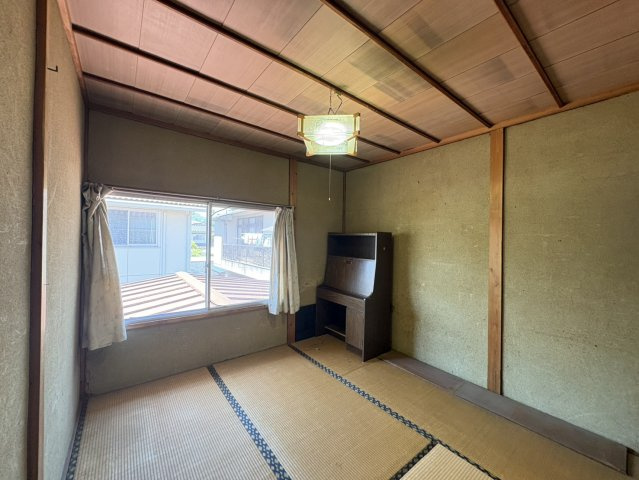 落ち着いた雰囲気の和室は、客間や寝室としても活用しやすい一室。窓からの光がやさしく入り、穏やかな空間を演出します。畳の香りや木の温もりが感じられ、リラックスした時間を過ごすことができます。