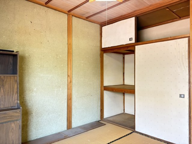 押入れ付きの和室は収納力も充実。上下に分かれたスペースで、布団や衣類、小物類までしっかり整理可能。室内をすっきり保てるため、居住スペースを広く使えるのもポイント。使い勝手の良い収納環境が整っています。
