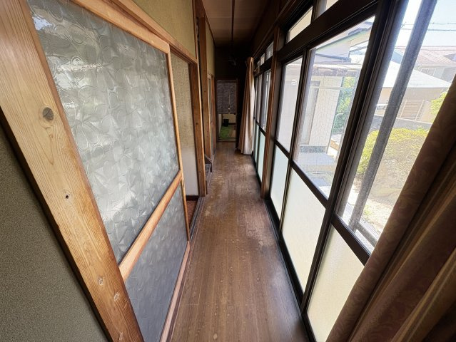 窓が並ぶ明るい廊下は、室内に自然光を取り込み開放感を演出。各部屋への動線も分かりやすく、生活しやすい間取りとなっています。外の景色も楽しめるため、日々の暮らしに心地よいアクセントを加えてくれる空間。