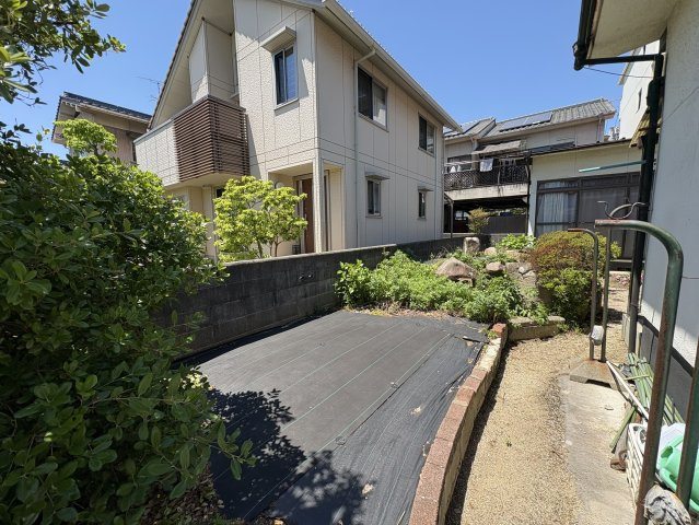 敷地内には土いじりや家庭菜園が楽しめる庭スペースを確保。日当たりも良く、季節ごとに草花や野菜づくりを楽しめる環境です。プランターやちょっとしたガーデニングにも適しており、自分好みの空間づくりが可能。