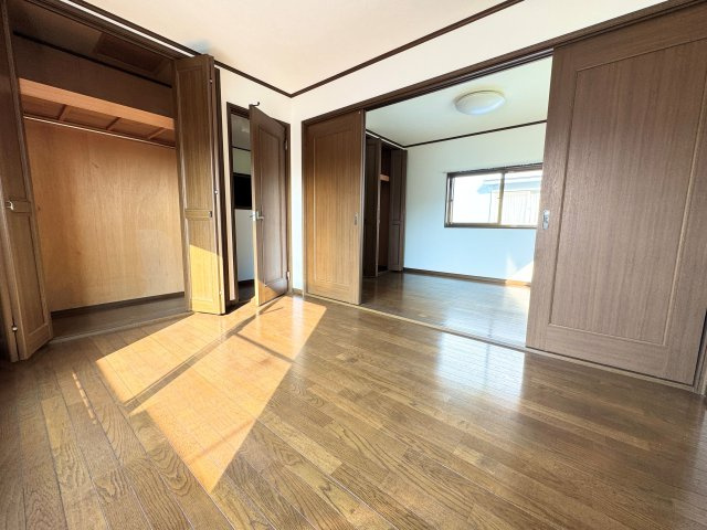南側の洋室は、明るい久が差し込み、心地よい空間が広がります♪