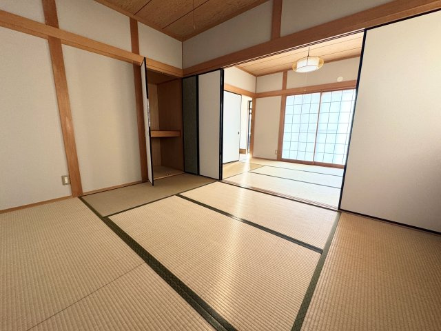 客間や家族団らんなど、多用途に使える二間続きの和室。