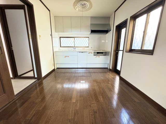 洋室と緩やかに空間を分けるダイニングキッチン。料理屋食事の時間を楽しみながら、洋室との一体感も感じられる設計です。