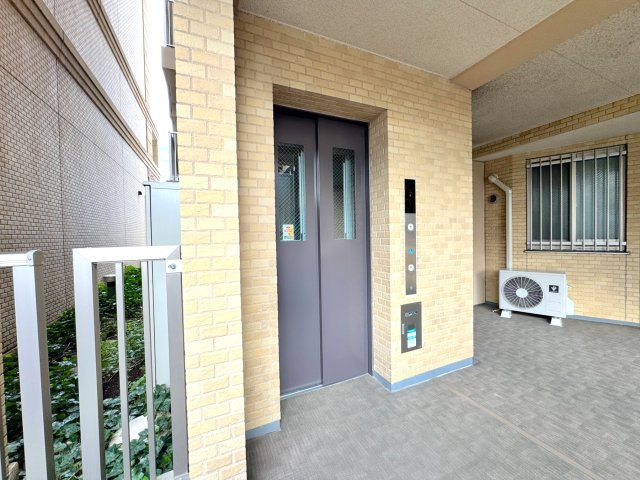 エレベーター　明るく綺麗に管理されたエレベーターです。お部屋は5階部分ですが、重い荷物を持ったお買い物帰りや、ベビーカーをご利用の際もスムーズに移動でき快適です。