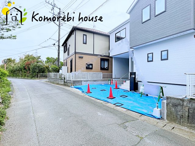 前面道路含む現地写真です