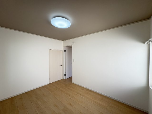 シンプルな内装で家具やカーテンなどのインテリアを合わせやすく、自分好みのお部屋づくりを楽しめます。壁面もしっかり確保されているため、ベッドやデスク、チェストなどの配置も検討しやすい空間です。
