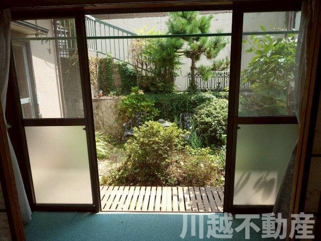 1階8帖和室の前の広縁から見えるお庭の様子