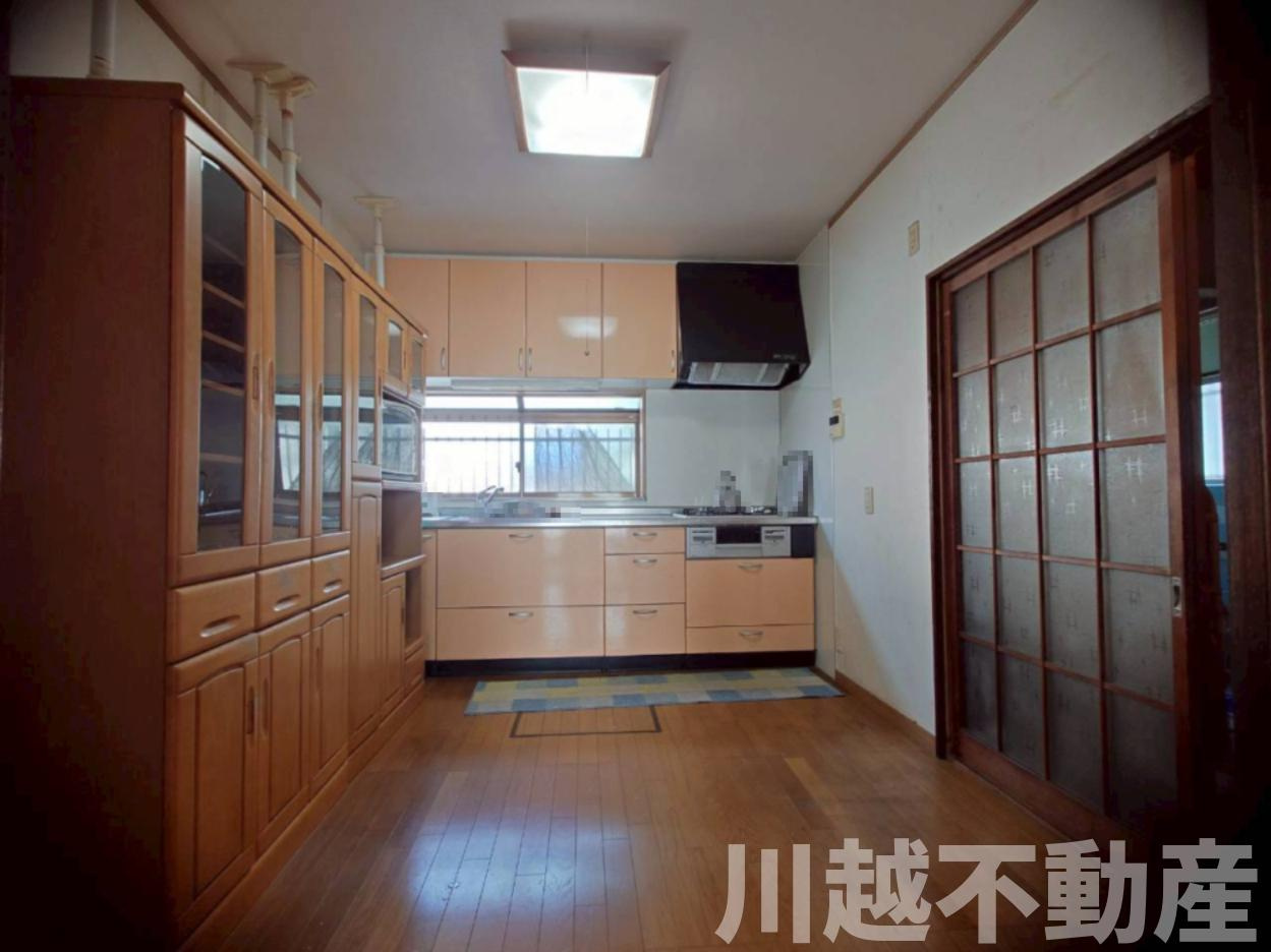 6帖のダイニングキッチン、残置物は売主にて撤去します